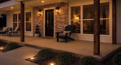 New Home sleeps 7, King Master bed Cozy Fire Pit. Great location