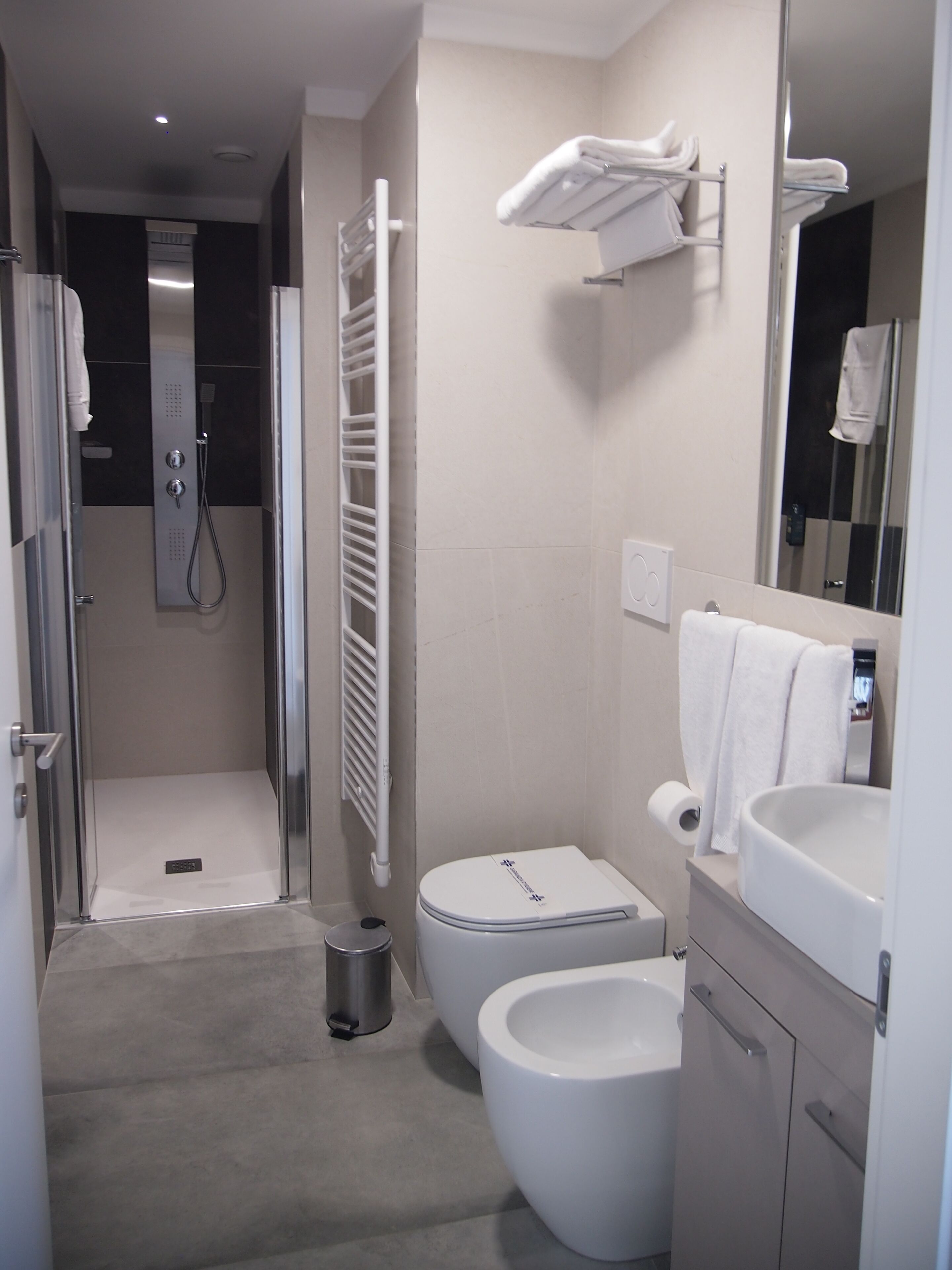 Dusche, Haartrockner, Bidet, Handtücher
