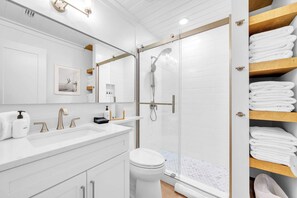 Shower, hair dryer, towels, shampoo - Saltwater Society by Stay on 30a (Inlet Beach)