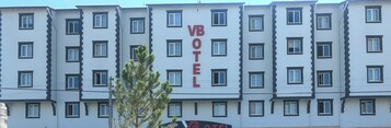 Un edificio de varios pisos con un letrero que dice 'VBOTEL', indicando que es un hotel.