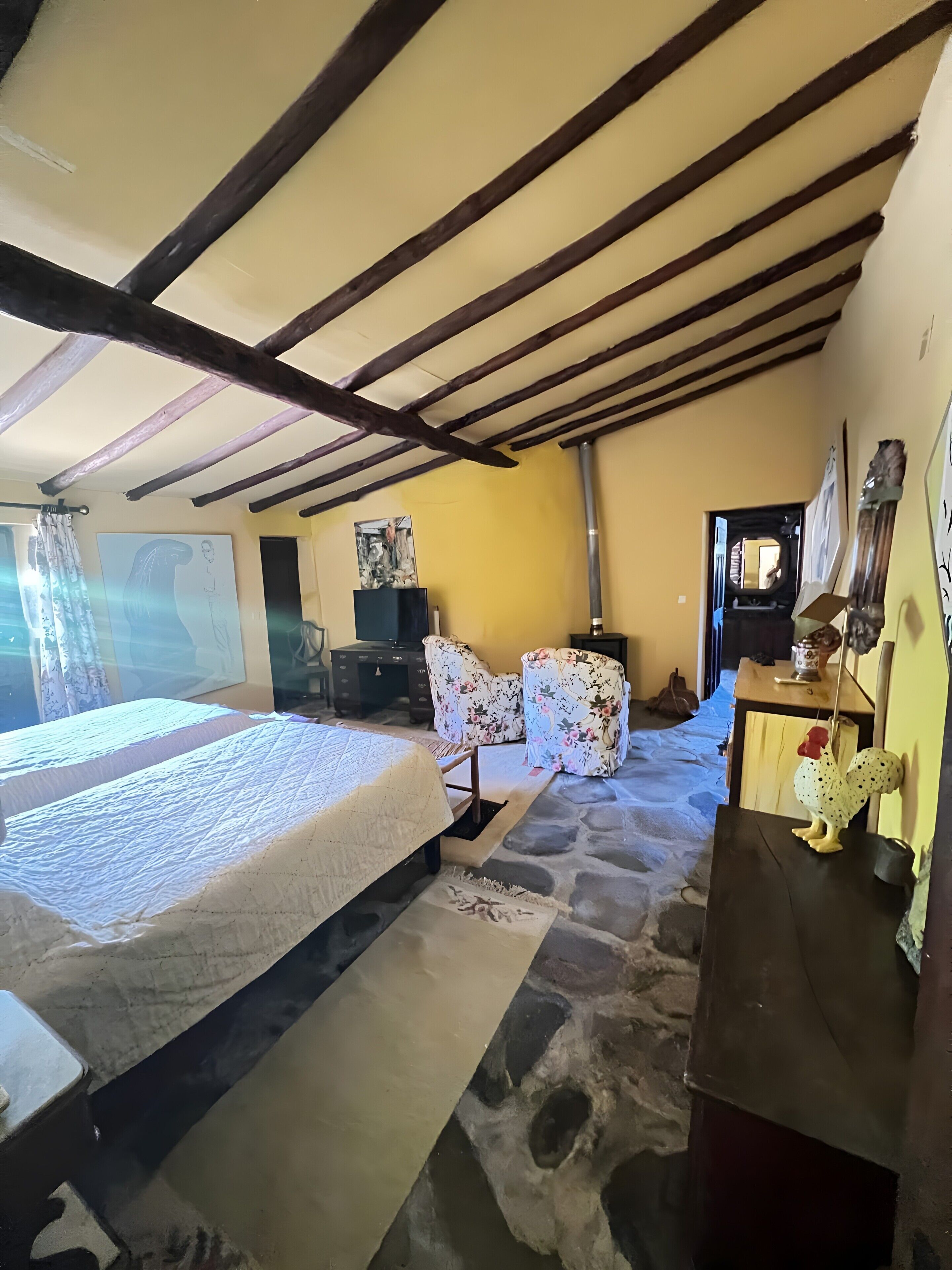 Tabla de planchar con plancha, wifi, ropa de cama