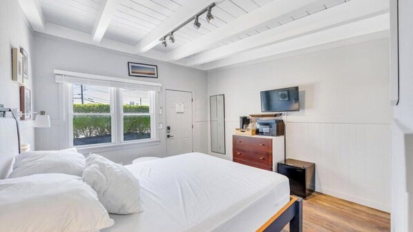 Room - Waterfront studio and more in a Boutique Hotel, Heart of Hampton Bays,... (Hampton Bays)