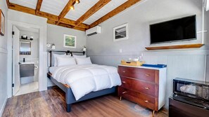 Room - Waterfront studio and more in a Boutique Hotel, Heart of Hampton Bays,... (Hampton Bays)