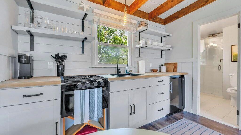Un four, surface de cuisson, cafetière-théière