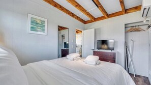 Internet, bed sheets - Waterfront suite and more in a Boutique Hotel, Heart of Hampton Bays,... (Hampton Bays)