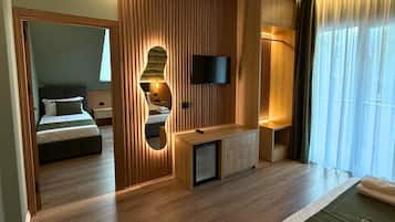 Family Quadruple Room | In-room safe, blackout curtains, soundproofing, free WiFi