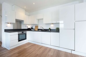 Fridge, oven, stovetop, electric kettle - Spacious one-bedroom apartment in the City Centre (Southampton)