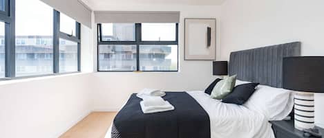 Tabla de planchar con plancha, wifi y ropa de cama