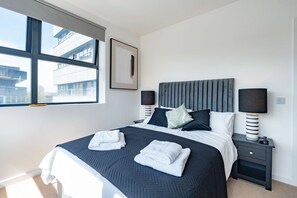Iron/ironing board, WiFi, bed sheets - Spacious one-bedroom apartment in the City Centre (Southampton)