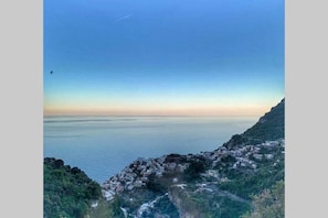 Eine Küstenstadt mit Häusern entlang der Klippe, mit Blick auf das ruhige Meer.