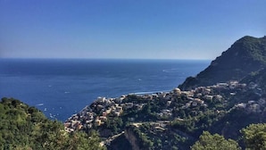 Une ville côtière avec des bâtiments construits sur une colline, d’où l’on a une vue sur la mer.