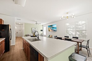 Fridge, oven, dishwasher, coffee/tea maker - Rocking Oak Cottage of Charleston (Summerville)