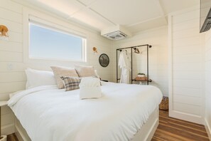 Desk, WiFi, bed sheets