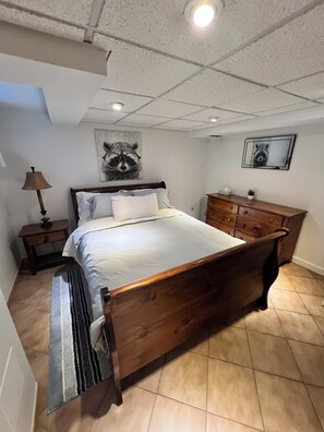Room - Coxwell Subway Station Family Size 2 Queen Bedroom, Brand New Bathroom Unit (Toronto)