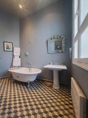 Zweibettzimmer, Blick auf den Jachthafen | Badezimmer