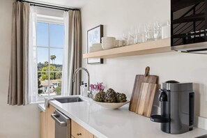 Kühlschrank, Mikrowelle, Wasserkocher mit Kaffee-/Teezubehör, Toaster