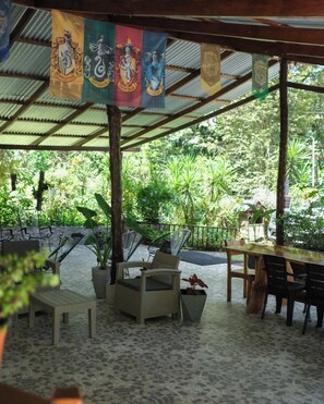 Outdoor dining - Kibbutz Eco Guesthouse Near Arenal Volcano La Fortuna (La Fortuna)
