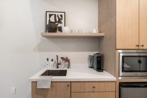 Réfrigérateur, micro-ondes, cafetière/bouilloire, grille-pain