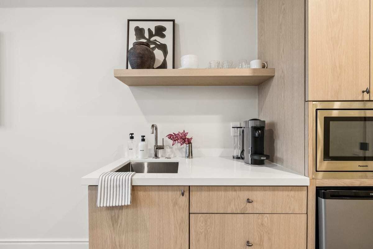 Kjøleskap, mikrobølgeovn, kaffetrakter/tekoker og brødrister