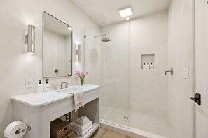 Hair dryer, towels - Casa Iglesia Studio 208 (Santa Barbara)
