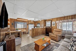 Living area - Lakefront Scenic Bay Floathome (Bayview)