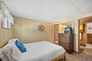 Room - Lakefront Scenic Bay Floathome (Bayview)