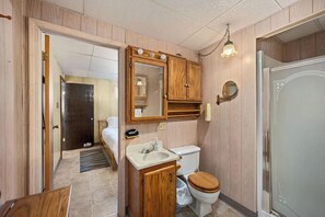 Bathroom - Lakefront Scenic Bay Floathome (Bayview)