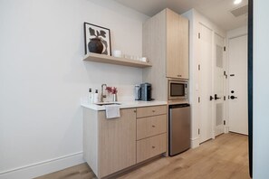 Frigorifero, microonde, macchina per tè/caffè, tostapane