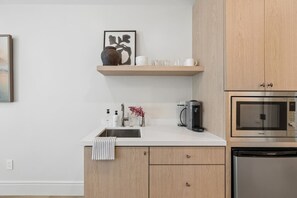 Réfrigérateur, micro-ondes, cafetiÚre/bouilloire, grille-pain