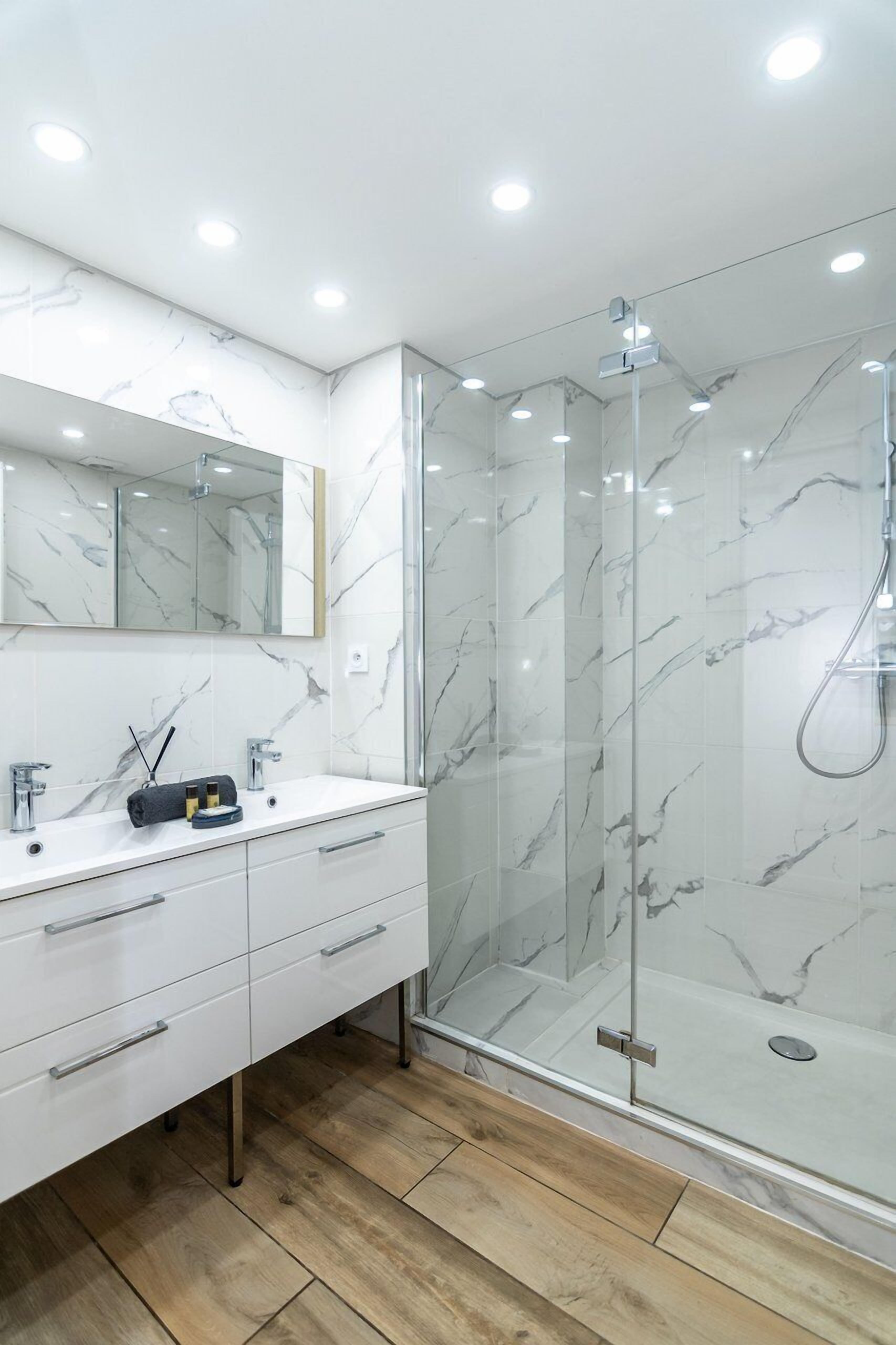 Een douche, handdoeken