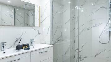 Een douche, handdoeken