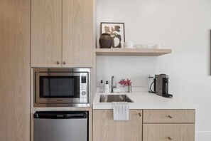 Kühlschrank, Mikrowelle, Wasserkocher mit Kaffee-/Teezubehör, Toaster