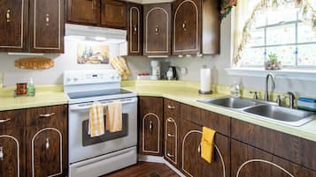 Coffee/tea maker, fridge, microwave, oven