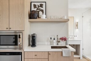 Kühlschrank, Mikrowelle, Wasserkocher mit Kaffee-/Teezubehör, Toaster