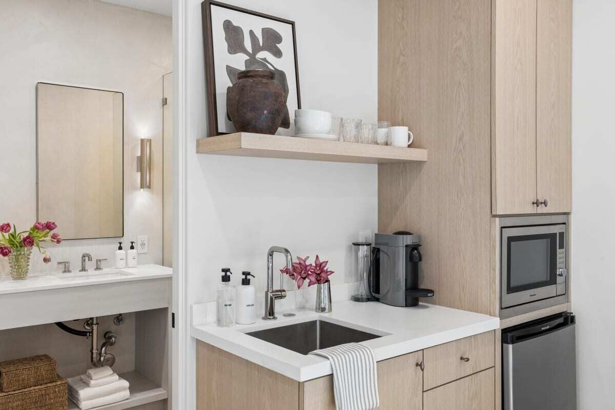 Kühlschrank, Mikrowelle, Wasserkocher mit Kaffee-/Teezubehör, Toaster