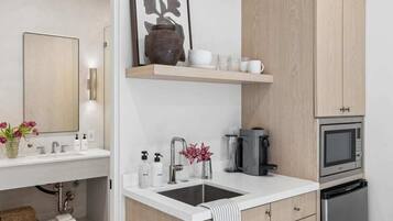 Kühlschrank, Mikrowelle, Wasserkocher mit Kaffee-/Teezubehör, Toaster