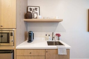 Køleskab, mikrobølgeovn, kaffe-/temaskine, brødrister