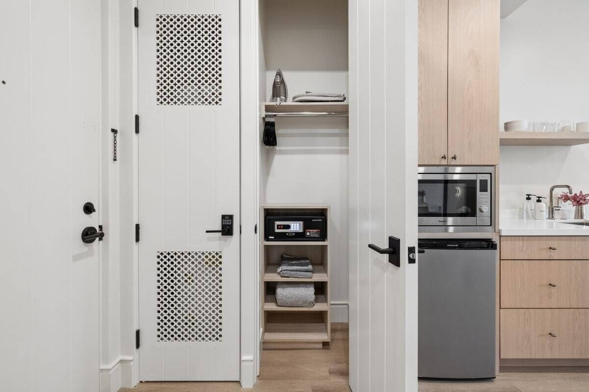 Kühlschrank, Mikrowelle, Wasserkocher mit Kaffee-/Teezubehör, Toaster