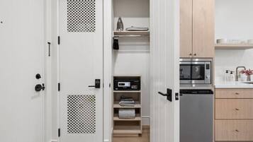 KĂŒhlschrank, Mikrowelle, Wasserkocher mit Kaffee-/Teezubehör, Toaster