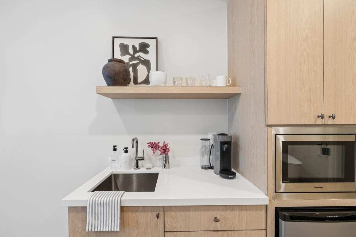 Réfrigérateur, micro-ondes, cafetière/bouilloire, grille-pain