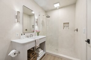Hair dryer, towels - Casa Iglesia Studio 204 (Santa Barbara)