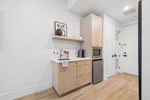 Kühlschrank, Mikrowelle, Wasserkocher mit Kaffee-/Teezubehör, Toaster