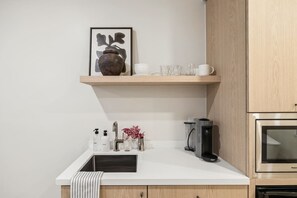 Fridge, microwave, coffee/tea maker, toaster - Casa Iglesia Studio 107 (Santa Barbara)