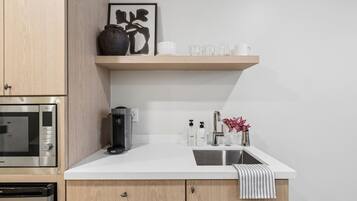 KĂŒhlschrank, Mikrowelle, Wasserkocher mit Kaffee-/Teezubehör, Toaster