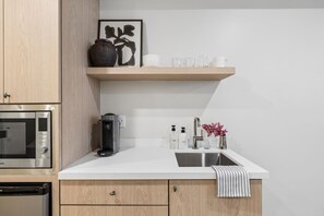 Réfrigérateur, micro-ondes, cafetiÚre/bouilloire, grille-pain