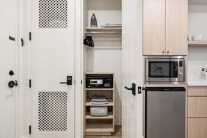 Fridge, microwave, coffee/tea maker, toaster - Casa Iglesia Studio 106 (Santa Barbara)
