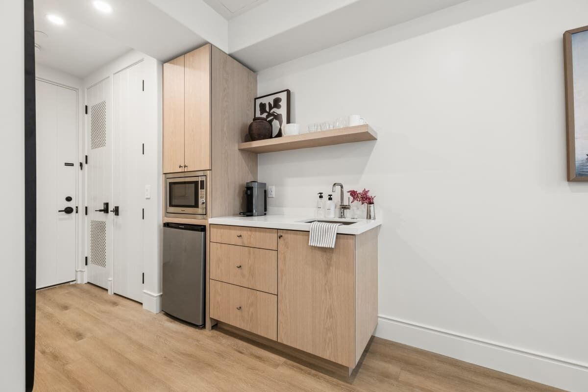 Kühlschrank, Mikrowelle, Wasserkocher mit Kaffee-/Teezubehör, Toaster