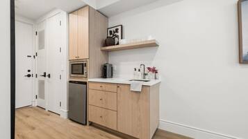 Kühlschrank, Mikrowelle, Wasserkocher mit Kaffee-/Teezubehör, Toaster