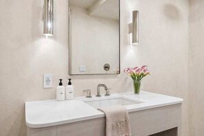 Bathroom - Casa Iglesia Studio 111 (Santa Barbara)