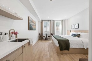Iron/ironing board, Internet, bed sheets - Casa Iglesia Studio 109 (Santa Barbara)